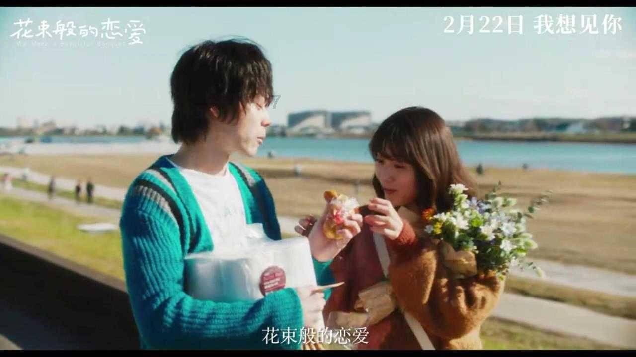 鞋王不晒鞋！塔克浅色穿搭清爽干练 红色LV包吸引眼球