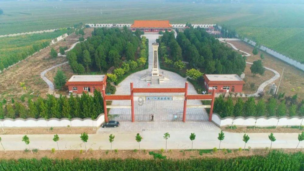 年轻小伙自带古典气质，配乐奏响脱稿演讲，声音太让人陶醉了