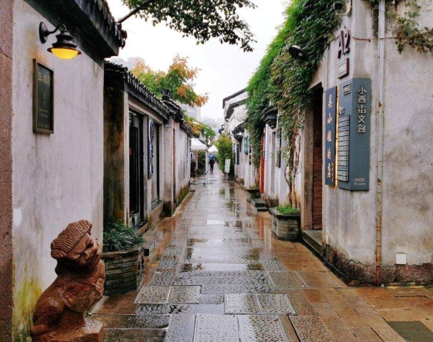 面包失恋老伤心，说要回国相亲，伊娃安慰唱体面，看评论区笑死人